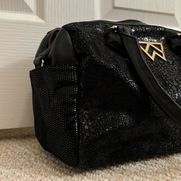 KELLY WYNNE I Duffle Dare You Handbag in Black Serpentine - Picture 4 of 13